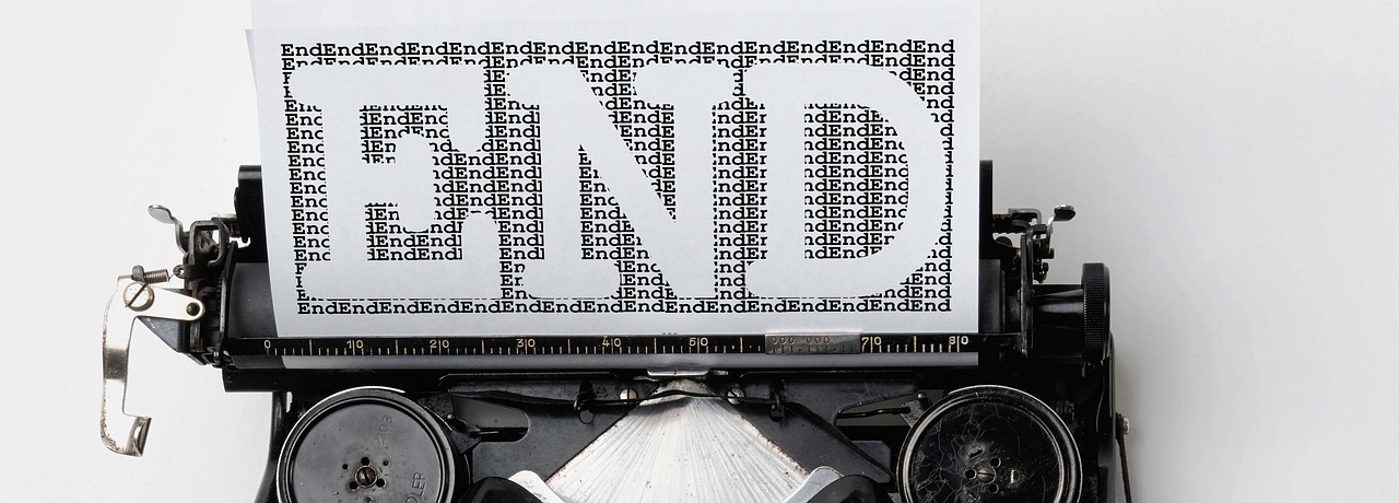 macchina da scrivere con foglio con su scritto END